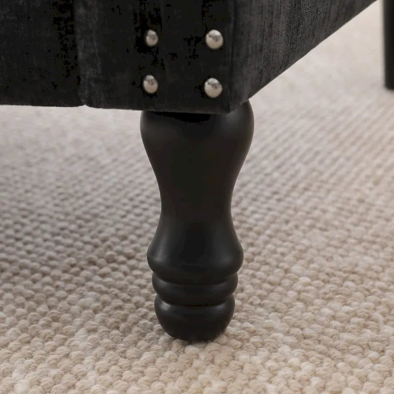 Gepolsterter Akzentsessel mit Nagelkopfverzierung, Chenillebezug, gerollten Armlehnen und Beinen aus Massivholz